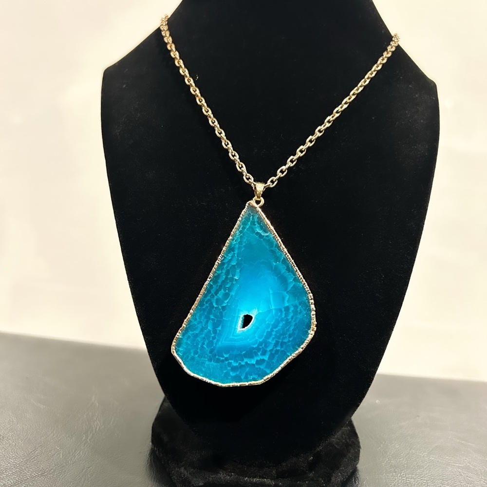 Elegant Blue Pendant Necklace